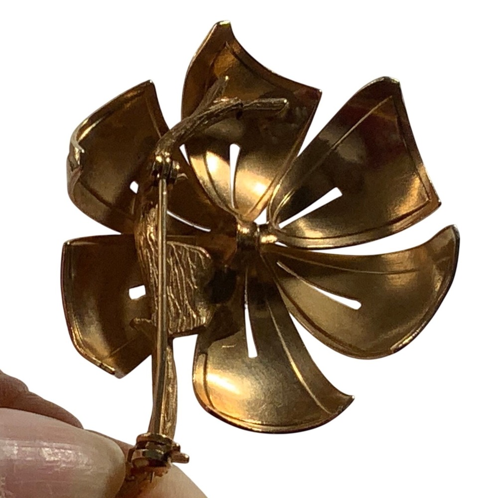 Vintage Gold Tone Flower Brooch with Faux Pearl Accent Women's Pin - Picture 5 of 6